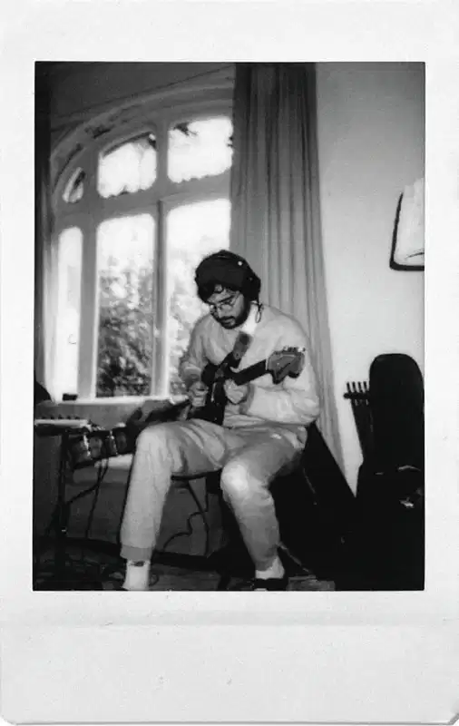 Picture of Louis Matute playing the guitar